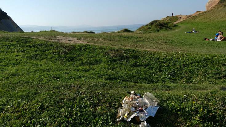 Belarra moztera jaitsi eta zaborrak biltzen amaitu