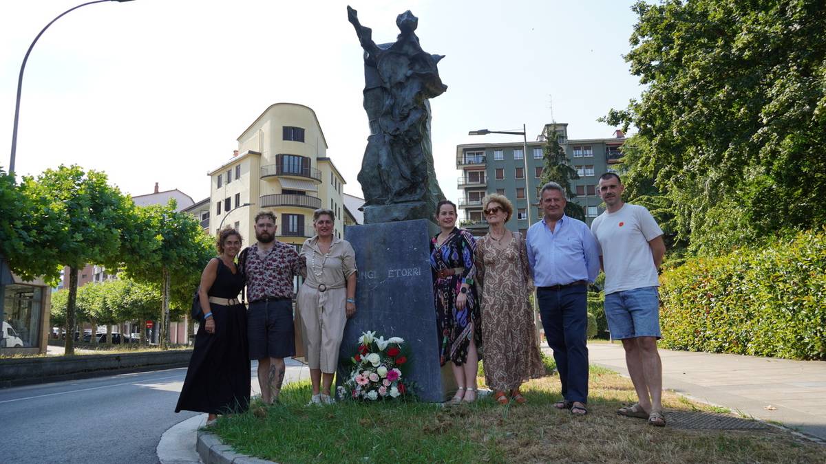Antonio Oteizari lore eskaintza egin diote udal ordezkariek