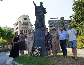 Antonio Oteizari lore eskaintza egin diote udal ordezkariek