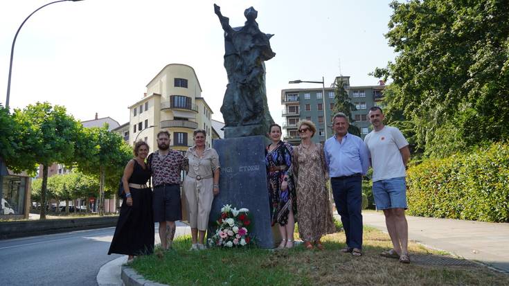 Antonio Oteizari lore eskaintza egin diote udal ordezkariek