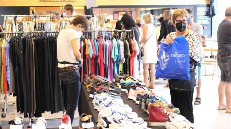 Eguraldia lagun, herritar ugari ibili da Stock Azokaren lehen orduetan