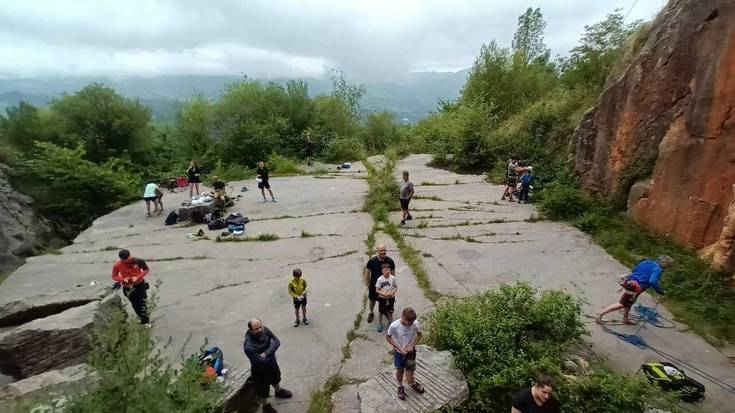 Izarraizko harrobian eskalatzen gozatu dute hogeitaka lagunek