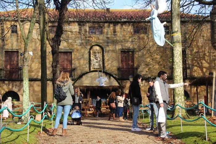Irudietan: Zarauzko Narros jauregiko Gabonetako jaiotza