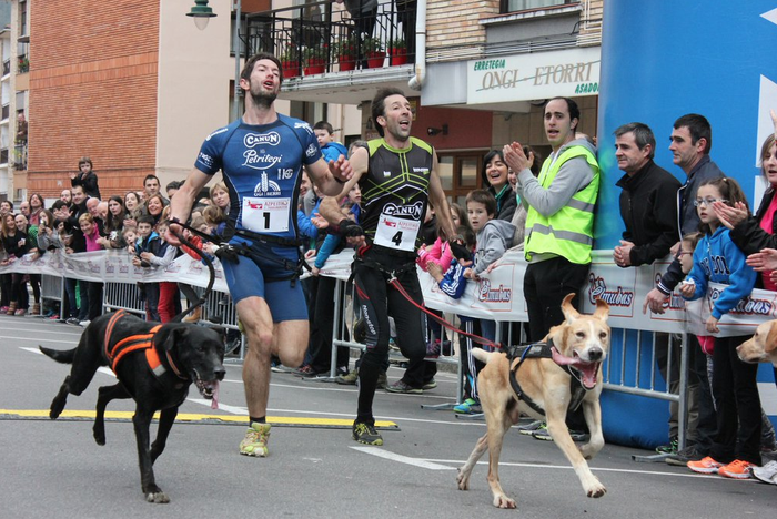 Mikel Etxeberria eta Sonia Albarez zumaiarrek irabazi zuten igandean Azpeitiko I. Txakur Krosa.