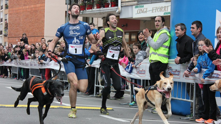 Mikel Etxeberria eta Sonia Albarez zumaiarrek irabazi zuten igandean Azpeitiko I. Txakur Krosa.