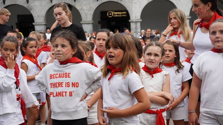 Zuri-gorriz jantzi dute herria San Fermin Txiki ospakizunarekin