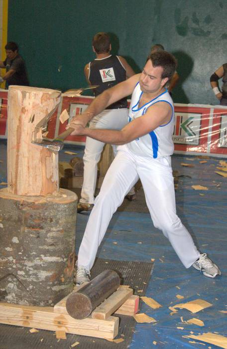 Mikel Larrañagak eta Eneko Otañok txapela eskuratu dute Urrezko Aizkoran