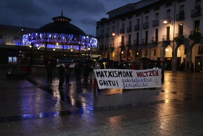 Marian Ibarluzearen hilketa matxista salatzeko elkarretaratzea egin dute Azpeitian