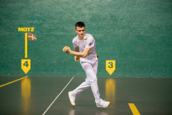 Julen Etxanizek Munitibarko eta Sopelako pilota txapelketen finalak jokatuko ditu asteburuan