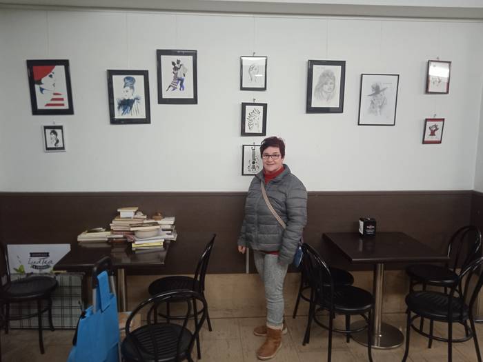 Maria Jesus Etxeberriak margolanen erakusketa zabaldu du De Pe a Pa kafetegian