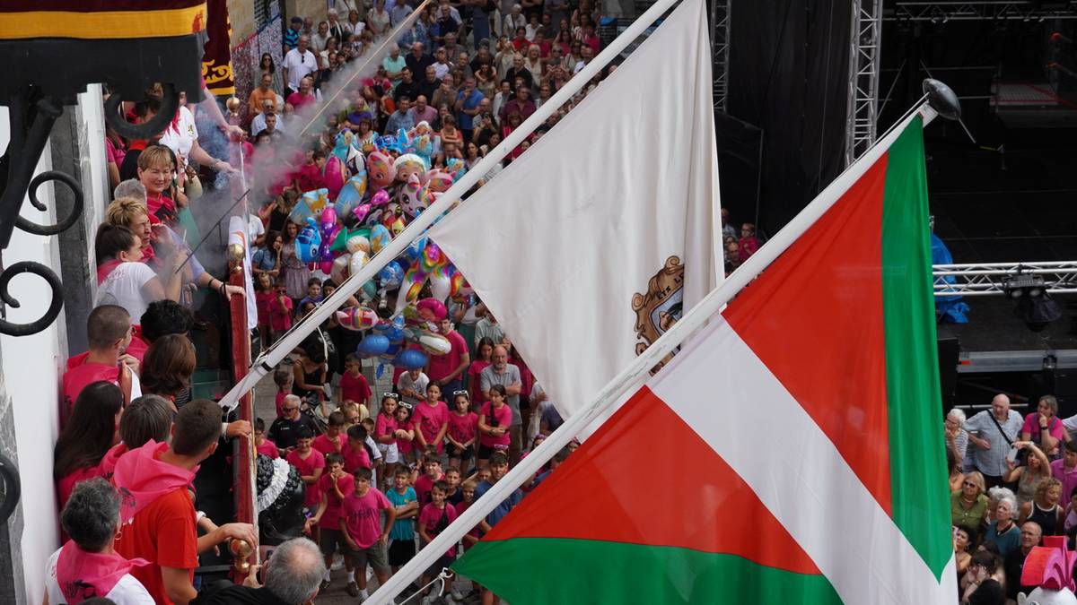 Beste festak egiteko jarduten duten herritarren eskutik hasi dira saninazioak
