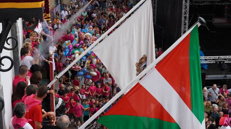 Beste festak egiteko jarduten duten herritarren eskutik hasi dira saninazioak