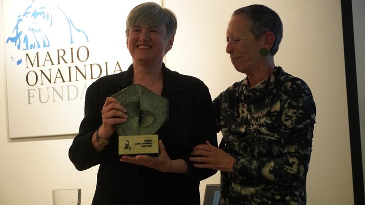 Luisa Etxenikek hunkituta eta erantzukizunez jaso du Mario Onaindia Saria