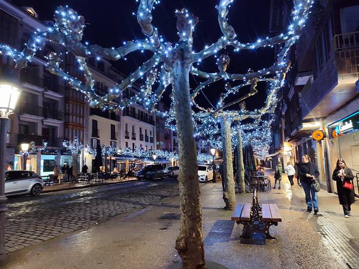 Piztu dituzte Gabonetako argiak