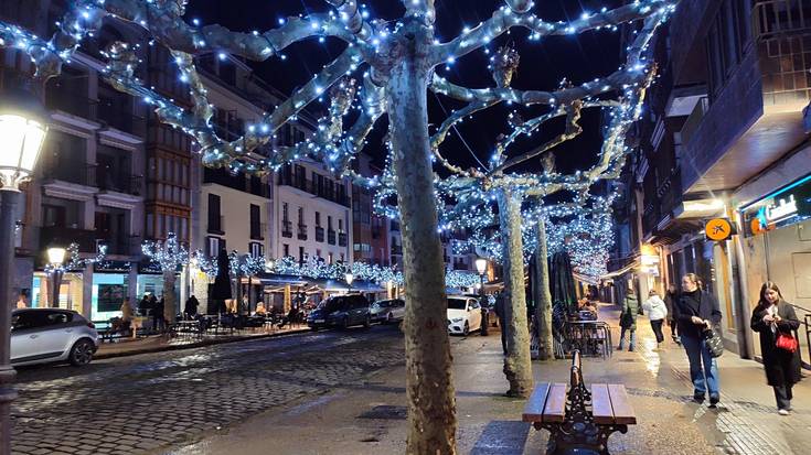 Piztu dituzte Gabonetako argiak