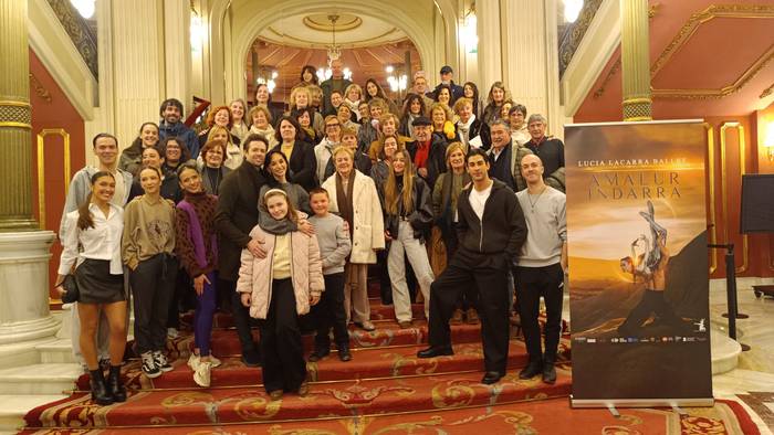 Lucia Lacarraren 'A.I. (Amalur Indarra)' ikuskizunaz gozatzeko aukera baliatu dute hainbat zumaiarrek