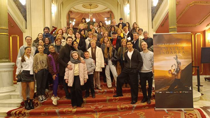 Lucia Lacarraren 'A.I. (Amalur Indarra)' ikuskizunaz gozatzeko aukera baliatu dute hainbat zumaiarrek