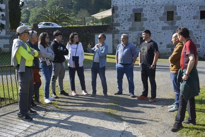 Egurbide ur errota bisitatu dute hainbat lagunek gaur goizean