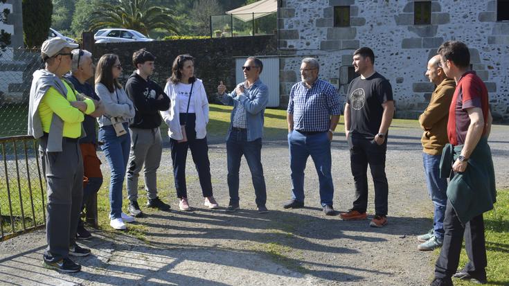 Egurbide ur errota bisitatu dute hainbat lagunek gaur goizean