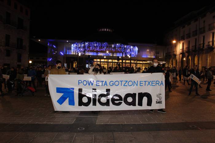 Euskal presoen eta iheslarien eskubideen alde, hainbat lagun elkartu dira plazan