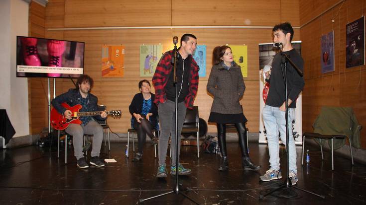 Bertso musikatuak eta ipuin kontaketa eskaini dituzte Sanagustinen, ume motxiladunez hausnartzeko