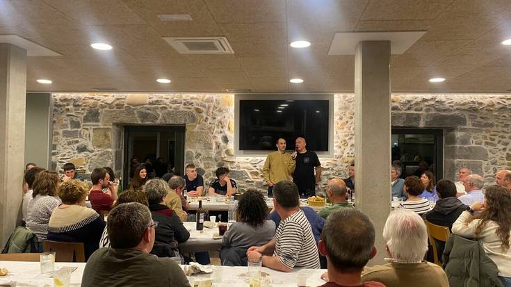 Sustrai Colinarekin eta Aitor Mendiluzerekin bertso afaria egin dute Urrestillan