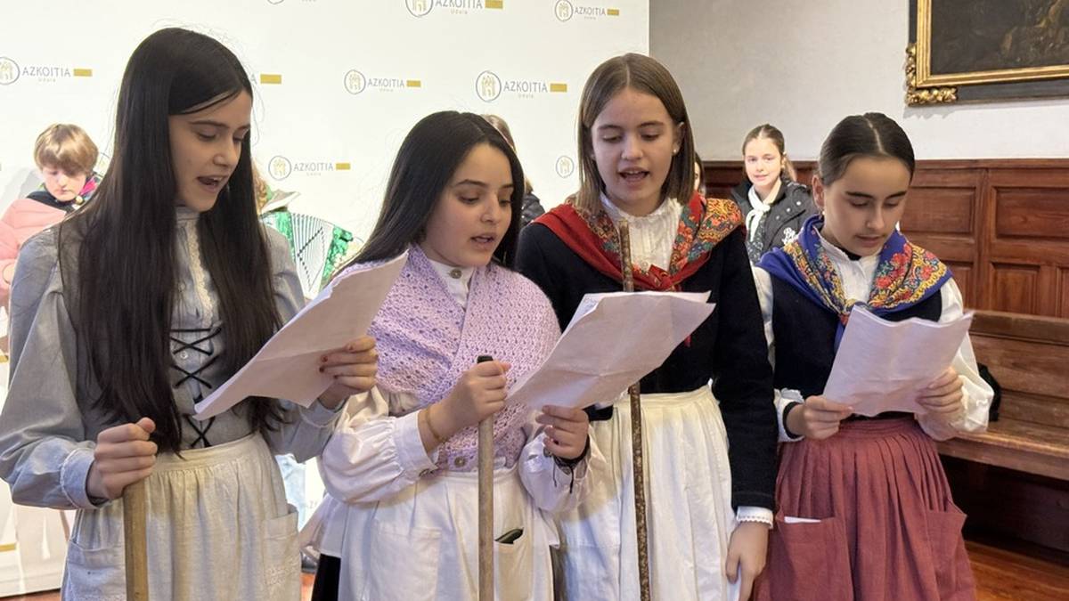 Dozenaka lagun kopla kantari aritu dira Santa Ageda bezperan