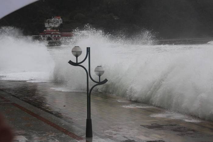 Abisu laranja ezarri dute kostaldean ostiral eta larunbat honetarako