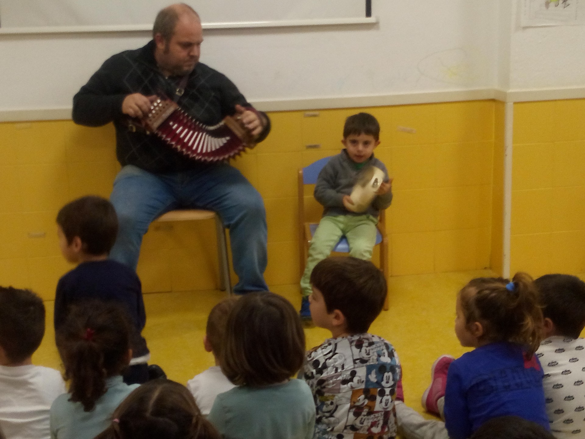 AMETS ETA BERE OSABAK TRIKITI SAIO EDERRA ESKAINI ZUTEN IKASTOLAN!