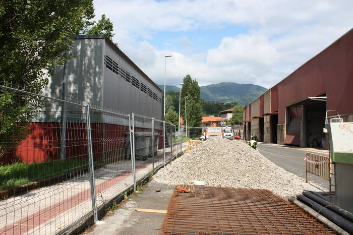 Azkoitiko San Juan futbol zelaian gas instalazioa ezartzen hasi dira