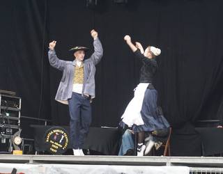 Dantza suelto txapelketak girotu du Herriko Plaza goizean