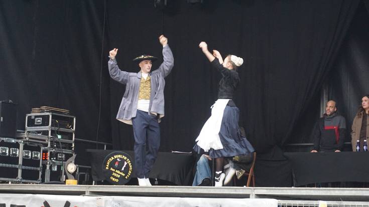 Dantza suelto txapelketak girotu du Herriko Plaza goizean