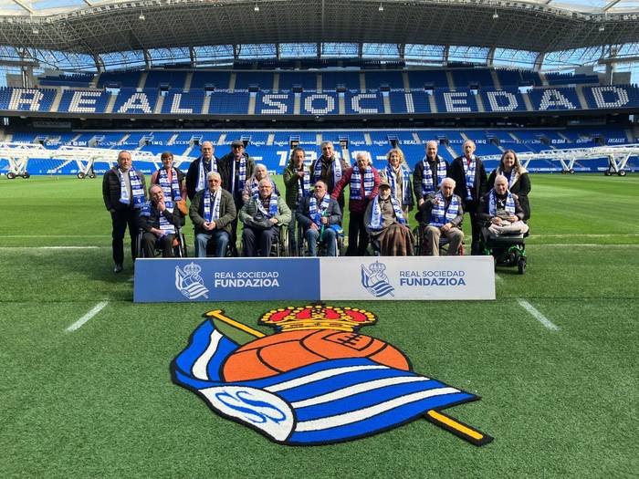 Otezuriko egoiliarrek Anoeta ezagutu dute Realeko bi jokalari ohiren eskutik