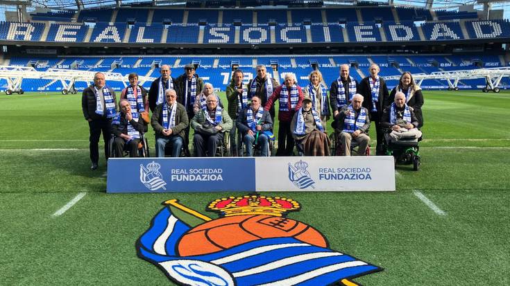 Otezuriko egoiliarrek Anoeta ezagutu dute Realeko bi jokalari ohiren eskutik