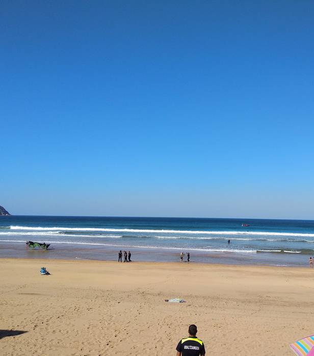 Kite surflari bati uretatik ateratzen lagundu diote surflariek