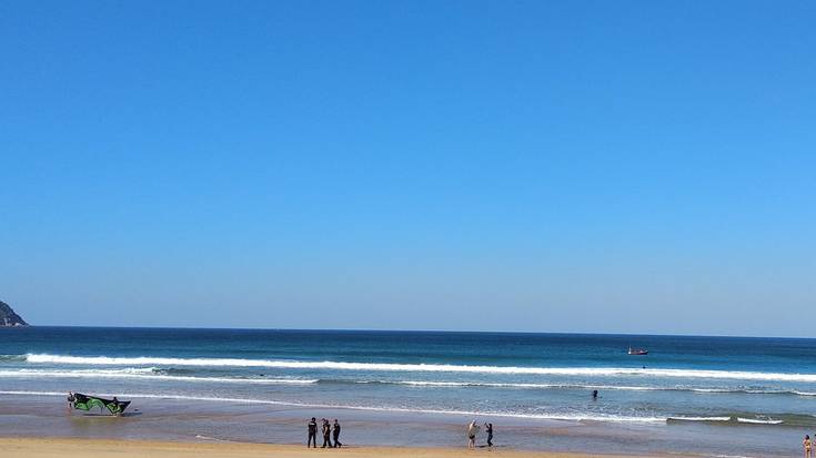 Kite surflari bati uretatik ateratzen lagundu diote surflariek