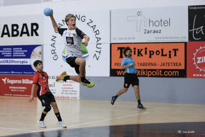 Bost eskubaloi jokalari gazte Espainiako selekzioarekin kontzentratuko dira errendimendu handiko zentroan