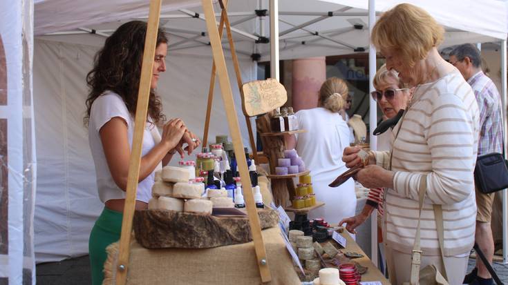 Jende ugari gerturatu da goizean zehar Artisau Azokara