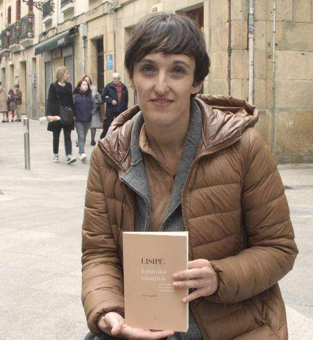 Uxue Alberdik emakume bertsolarien testigantzak jaso ditu 'Kontrako eztarritik' saiakeran