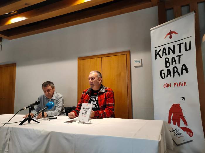 'Kantu bat gara' aurkeztu du Jon Maiak, haren kantugintzaren ibilbidea jasotzen duen disko liburua