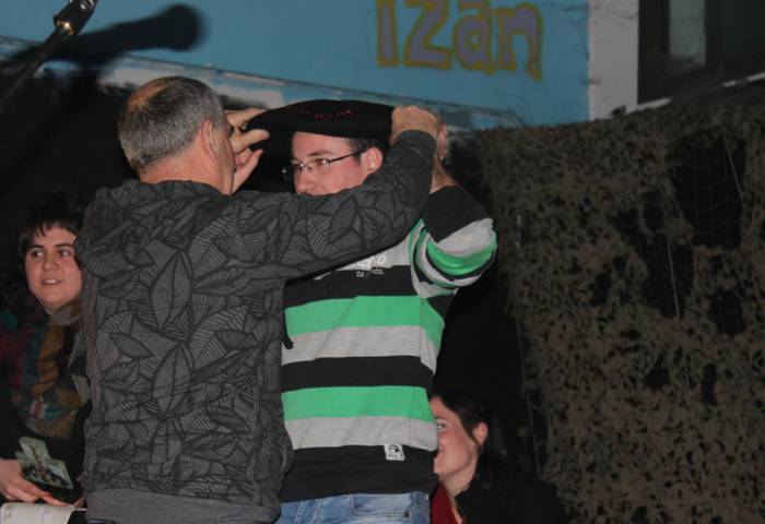 Unai Mendizabalek jantzi du Erniarraitz bertso sariketako txapela