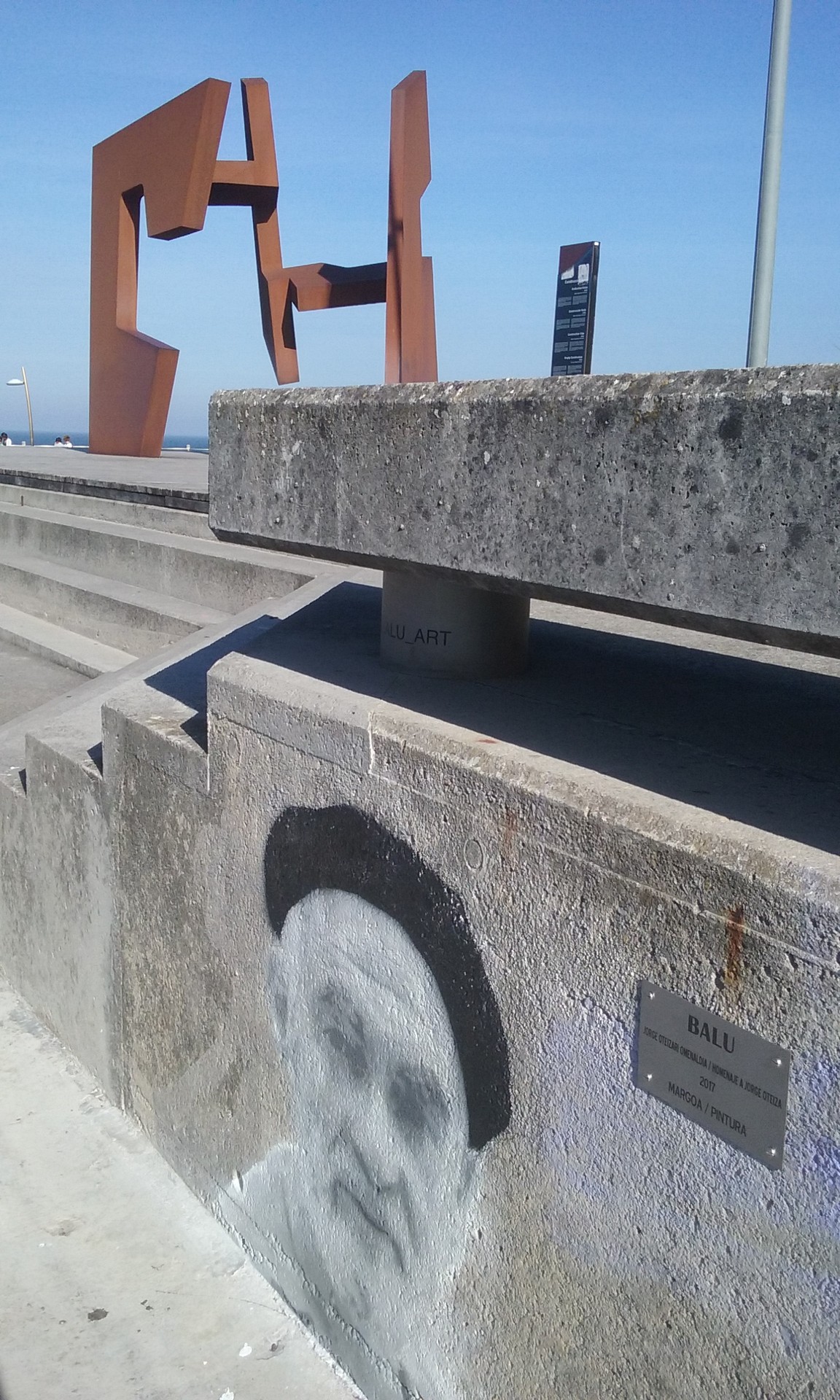 Jorge Oteizaren omenezko graffitia Donostian