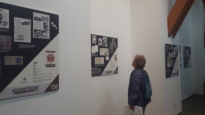 Kilometroen historiari buruzko erakusketa ireki dute Zarauzko Merkatu Plazan
