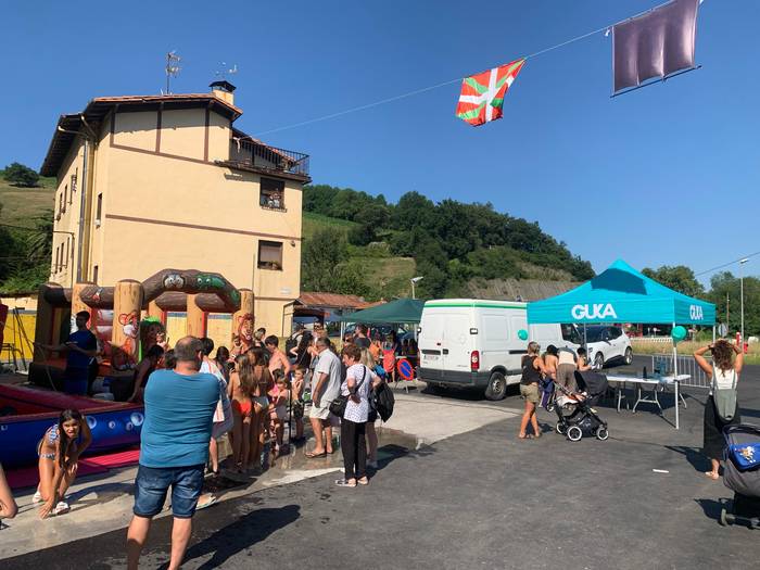 Jendetza Narrondoko sankristobaletan, puzgarrien eta Guka txokoaren bueltan