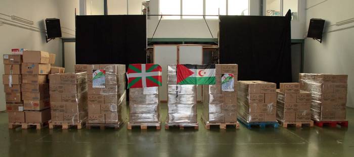 3.800 kilo janari eta konpresa bildu dituzte getariarrek eta zarauztarrek Saharako herriarentzat