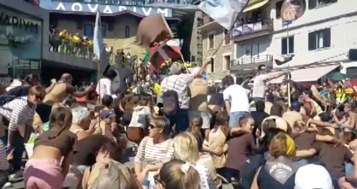 Getariarrak dantzan eta kantuan, pozez zoratzen, estropada amaieran