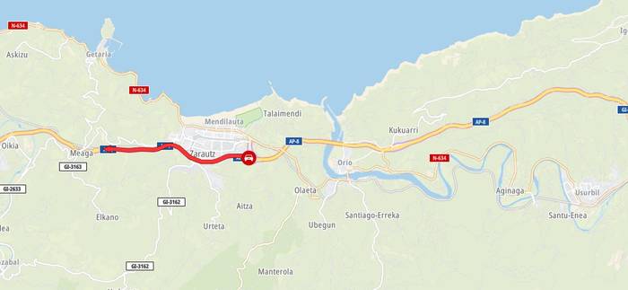 Auto ilara luzeak daude AP-8an, Zarautz inguruan kamioi batek izandako matxuragatik