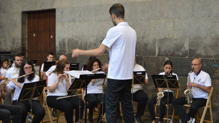 Jendetza bildu da musika bandaren kontzertuan