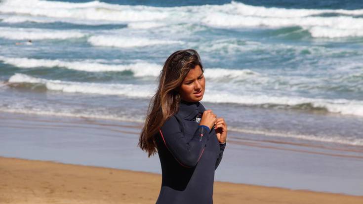 Irudietan: Gaur goizean abiatu dute emakume surflariek Pro Zarautz txapelketa