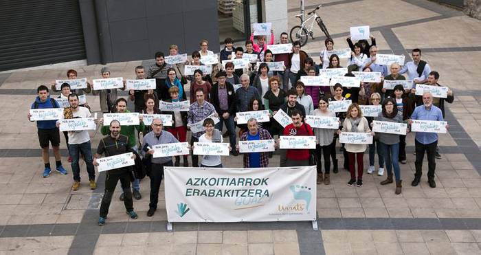 Herri galdeketa egunean antolaketan aritzeko lanak banatu dituzte Azkoitian